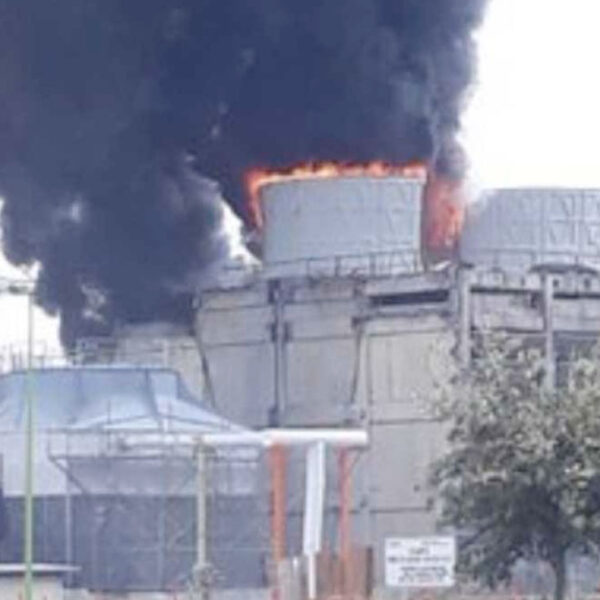 Incendio en refinería de Nuevo León alarma a la población