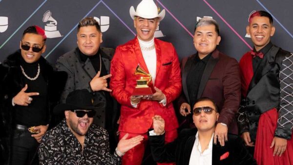 Le ofrecen matrimonio a integrante de Grupo Firme durante concierto