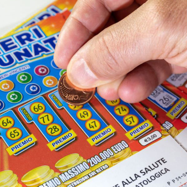 Hombre gana por segunda vez dos millones de dólares en la lotería