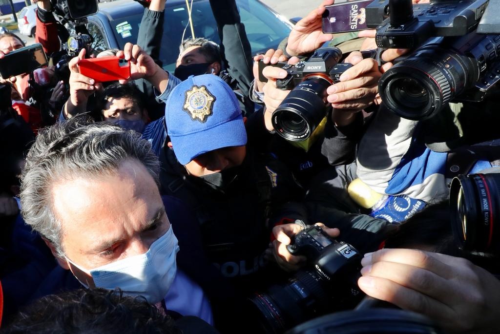 El ex director de Pemex, Emilio Lozoya, arriba al Centro de Justicia Penal Federal con sede en el Reclusorio Norte, para su audiencia con un juez de control, en la Ciudad de México.