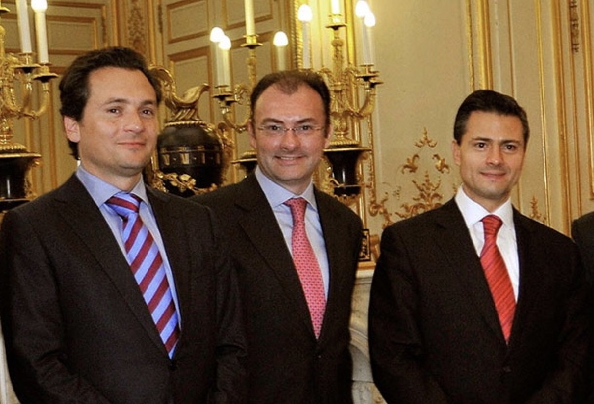 Emilio Lozoya (izq), exdirector de Pemex, quiere reparar el daño, seguir cooperando…, pero no entrega pruebas ni nombres de sus cómplices; la FGR solicitó que se le imponga la medida cautelar de prisión preventiva justificada.