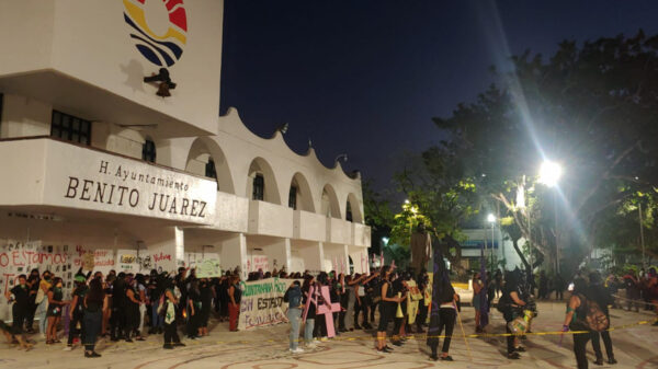 Cancún: Se manifiestan colectivos feministas en el palacio municipal
