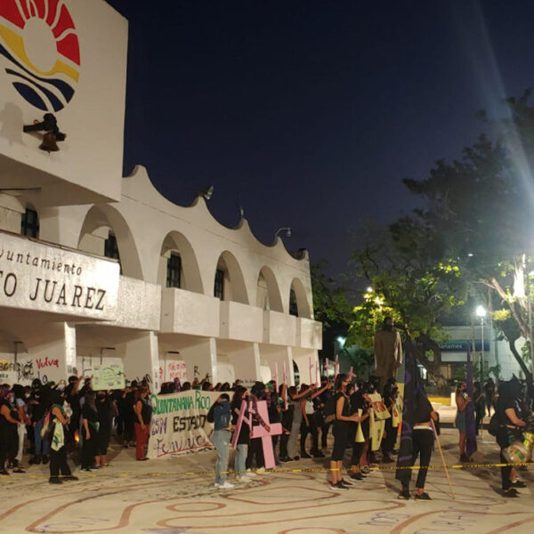 Cancún: Se manifiestan colectivos feministas en el palacio municipal