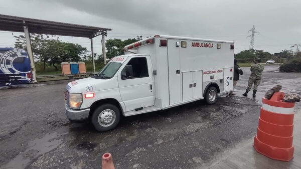 Detienen ambulancia en Tabasco; llevaban amontonados a 35 migrantes