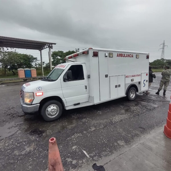 Detienen ambulancia en Tabasco; llevaban amontonados a 35 migrantes