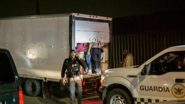 Aseguran a 75 migrantes; iban en un camión de mudanza