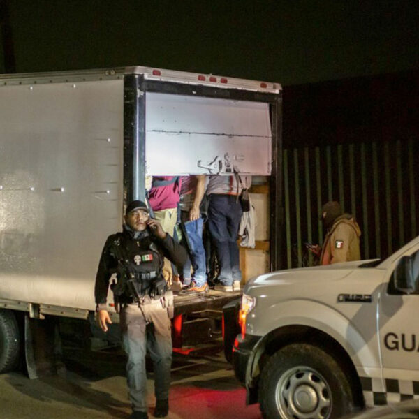 Aseguran a 75 migrantes; iban en un camión de mudanza