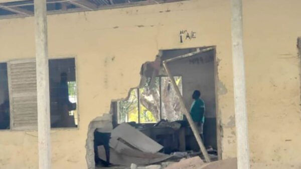 Sujetos armados atacan una secundaria; mueren cuatro alumnos y una maestra