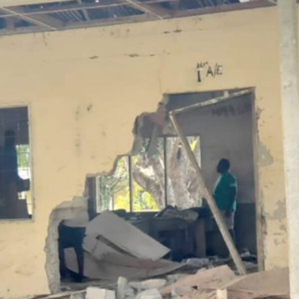 Sujetos armados atacan una secundaria; mueren cuatro alumnos y una maestra