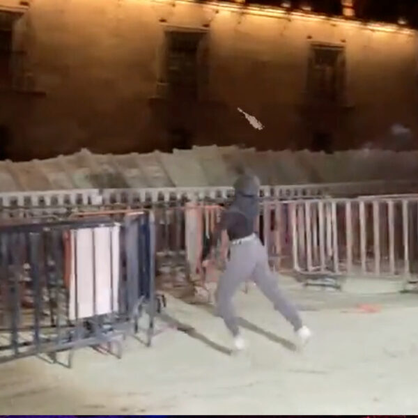 Video: Mujeres "explosivas", lanzan petardos a Palacio Nacional