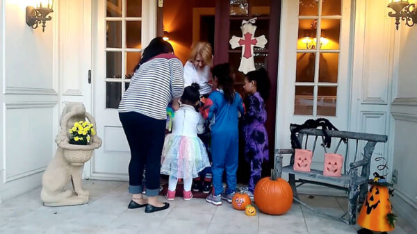Niño encuentra aguja de coser dentro de chocolates entregados en Halloween