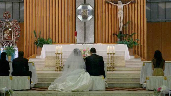 Novio es detenido en plena boda por no pagar pensión alimenticia