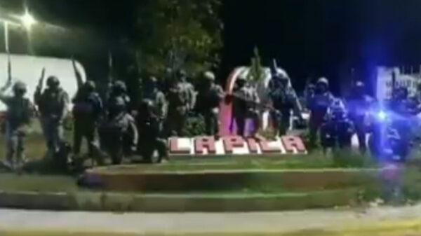 Video: Surge grupo paramilitar y amenaza con "limpiar" a México