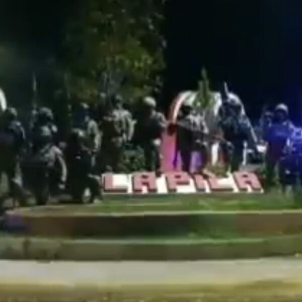 Video: Surge grupo paramilitar y amenaza con "limpiar" a México