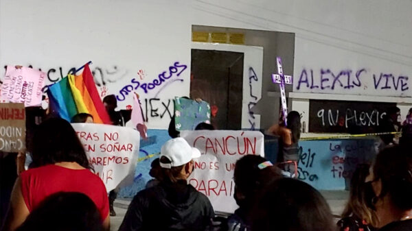Cancún: Con pintas, protestan colectivos feministas en FGE