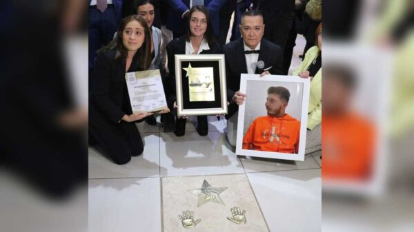 Realizan emotivo homenaje a Octavio Ocaña; develan su estrella en el Paseo de las Luminarias