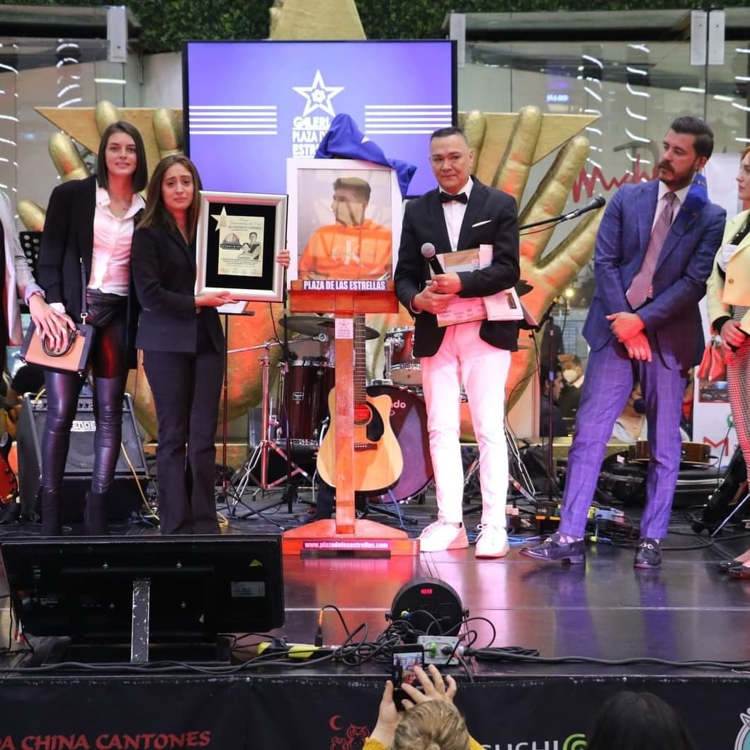 Realizan emotivo homenaje a Octavio Ocaña; develan su estrella en el Paseo de las Luminarias