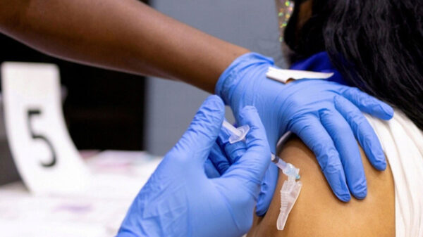 Adultos ya podrán recibir la tercera dosis de refuerzo contra covid-19