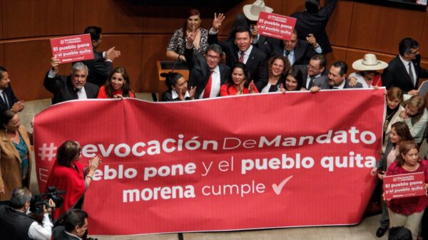 Llama AMLO a opositores a votar en revocación de mandato