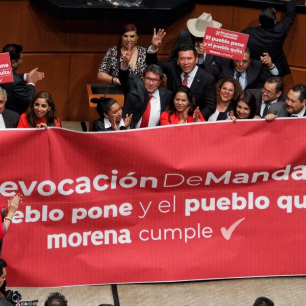 Llama AMLO a opositores a votar en revocación de mandato