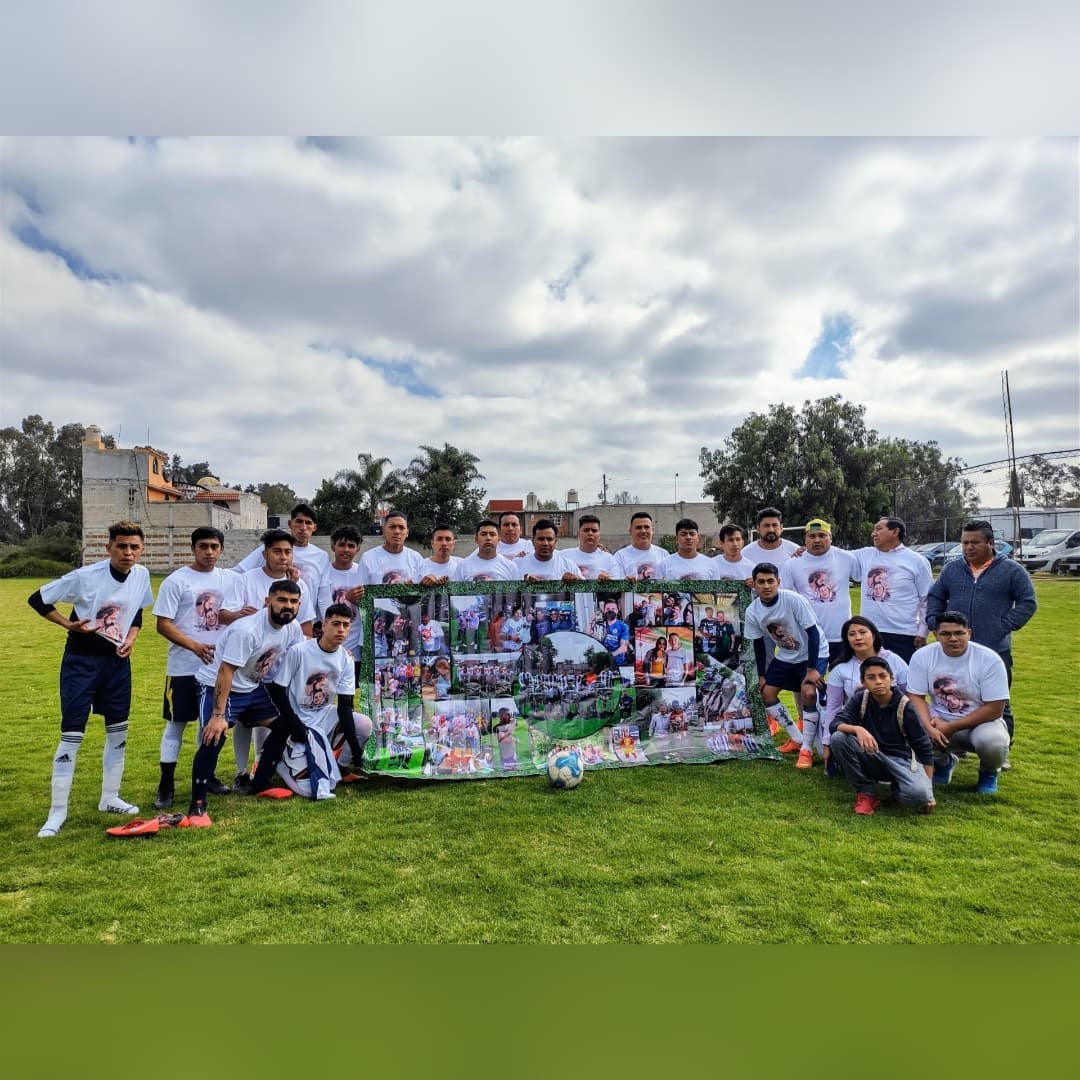 Rinde homenaje a Octavio Ocaña durante partido de futbol