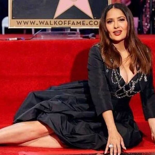 Salma Hayek recibe su estrella en el Paseo de la Fama de Hollywood