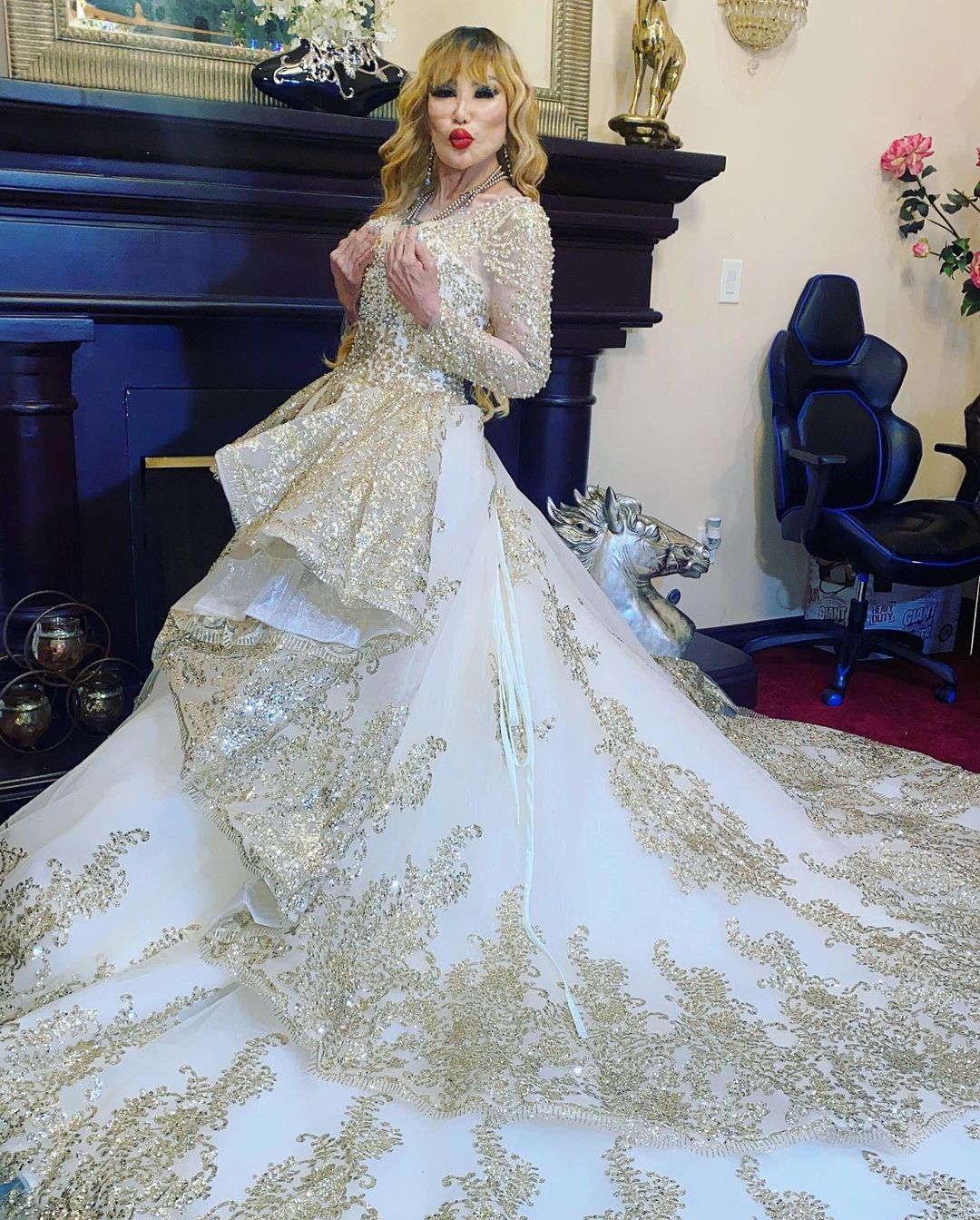 "Se les casa la loba": Lyn May presume su vestido de novia