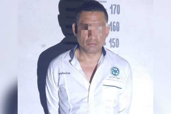 En Playa del Carmen cae taxista narcomenudista.