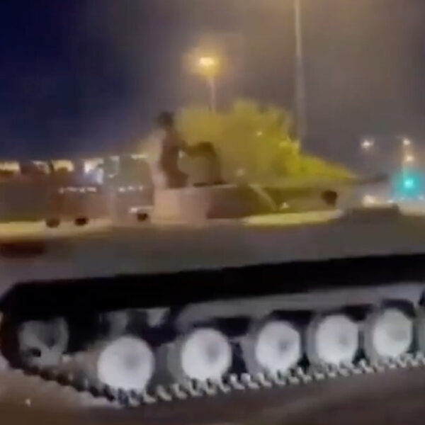 Video: Tripulante de tanque blindado hace "piruetas" en Irak