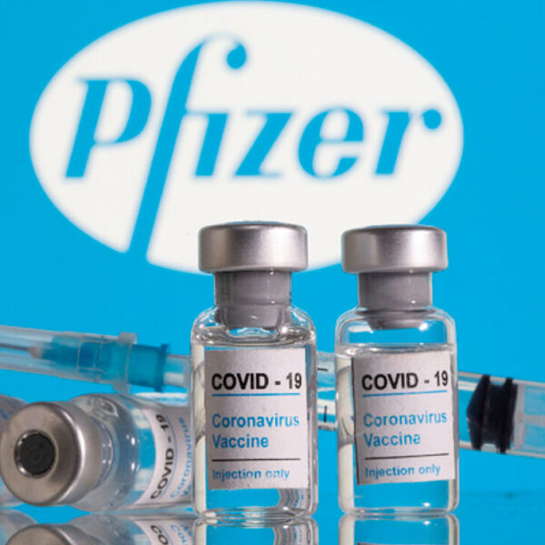 Asegura Pfizer que en tres meses tendrá vacuna contra ómicron