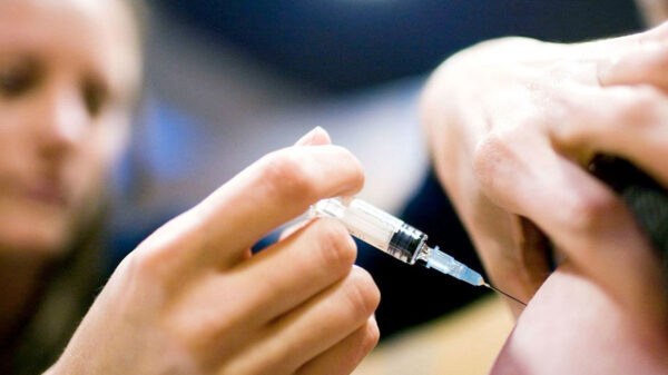 Para evitar enfermedades respiratorias invitan a vacunarse contra influenza y covid-19