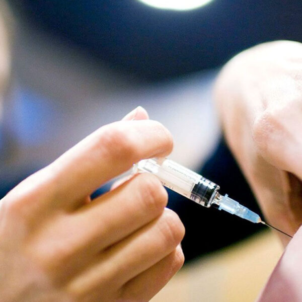 Para evitar enfermedades respiratorias invitan a vacunarse contra influenza y covid-19