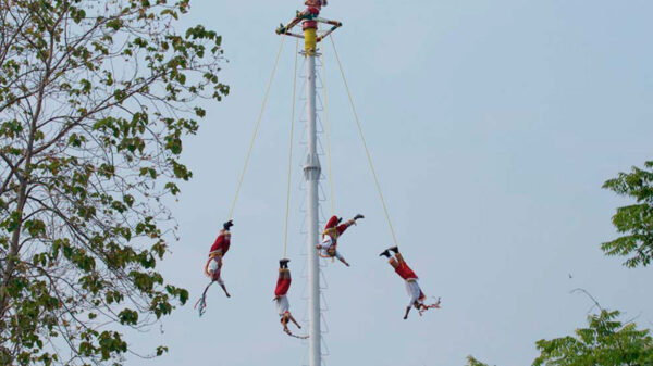Volador de Papantla cae de unos 25 metros; se reporta grave