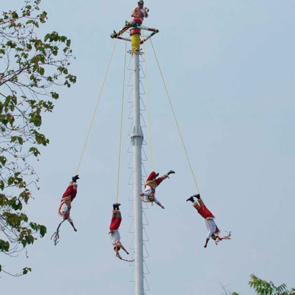 Volador de Papantla cae de unos 25 metros; se reporta grave