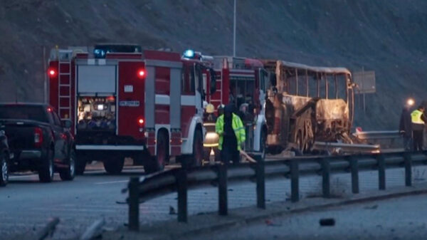 Se incendia autobús de pasajeros tras volcar; mueren 46 personas calcinadas