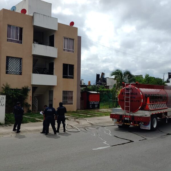 Cancún: Sofocan incendio en edificio de departamentos en La Joya (VIDEO).