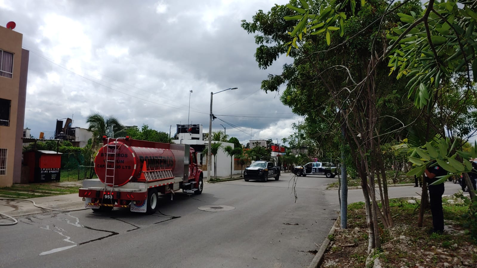 Cancún: Sofocan incendio en edificio de departamentos en La Joya (VIDEO): no se reportaron lesionados y dos personas fueron desalojadas.