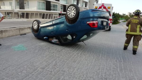Conductora sufre aparatosa volcadura en Puerto Cancún.