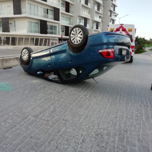 Conductora sufre aparatosa volcadura en Puerto Cancún.