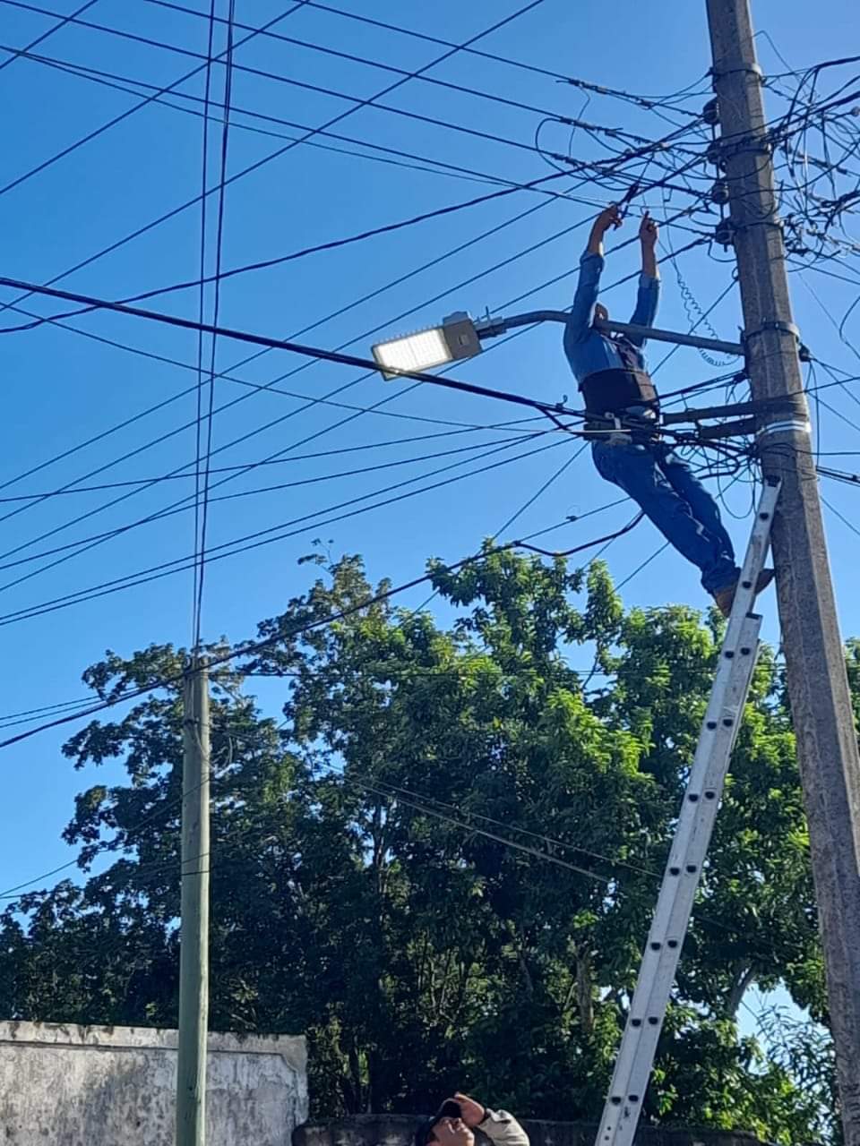 Inician en Lázaro Cárdenas trabajos de mantenimiento a la red de alumbrado público; los equipos se sulfatan con las precipitaciones pluviales.