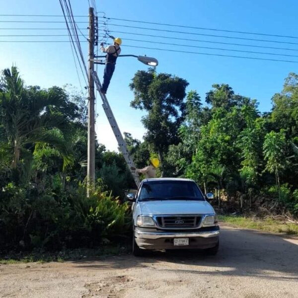 Inician en Lázaro Cárdenas trabajos de mantenimiento a la red de alumbrado público.