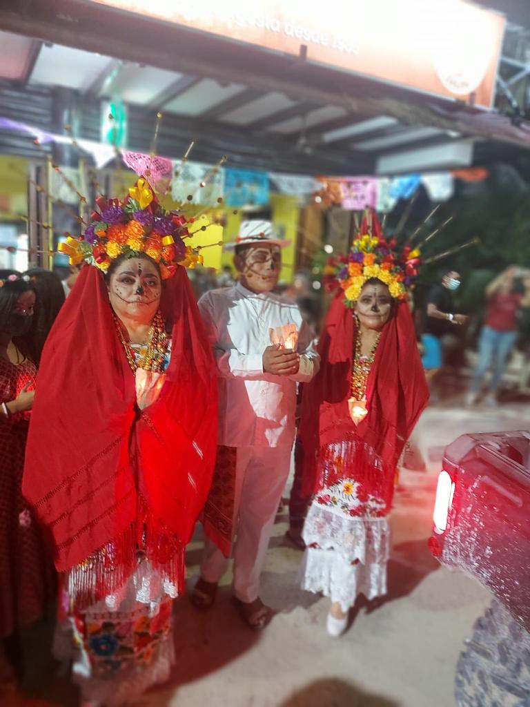 Realizan festival cultural en la cancha acústica en la isla de Holbox; preservan las tradiciones alusivas a las celebración a Fieles Difuntos.