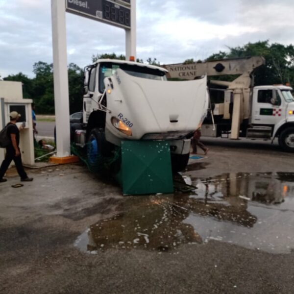 Trailero choca y arrolla a ciclista en Playa del Carmen.