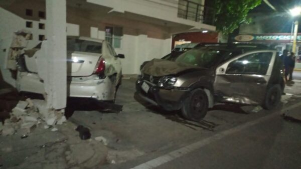 Protagoniza taxista de Playa del Carmen aparatoso choque.