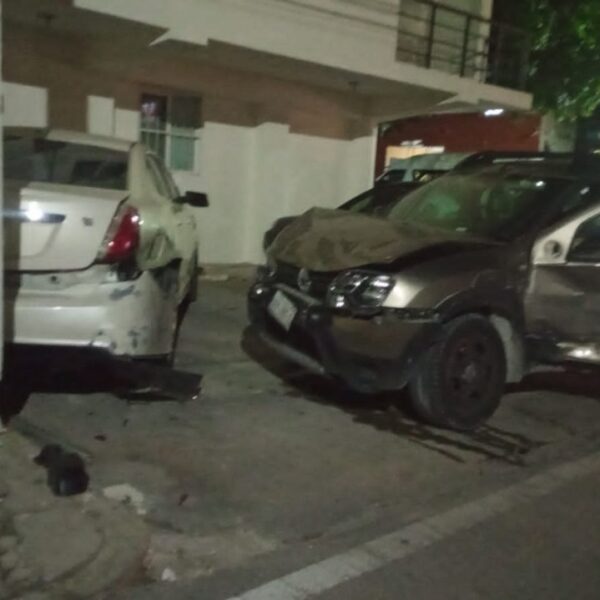 Protagoniza taxista de Playa del Carmen aparatoso choque.