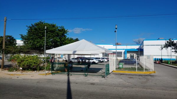 Cancunenses rezagados le hacen ¡fuchi! a la vacuna de CanSino (VIDEO).