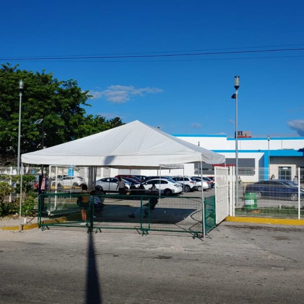 Cancunenses rezagados le hacen ¡fuchi! a la vacuna de CanSino (VIDEO).