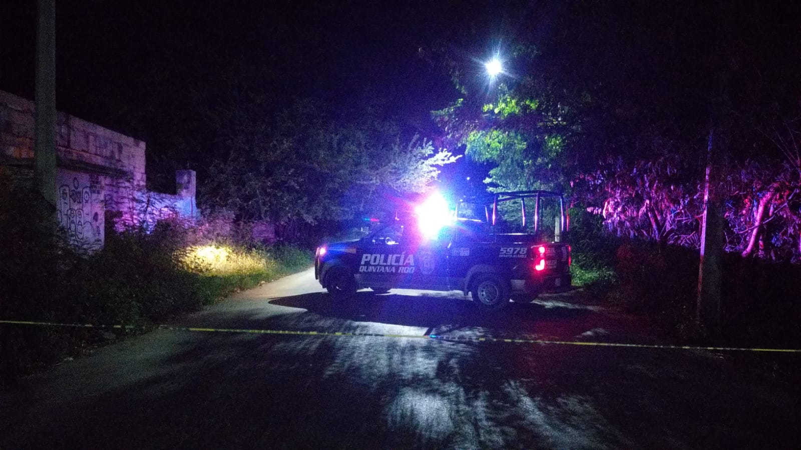 Cancún: Hallan dos ejecutados embolsados en el fraccionamiento Corales; a uno de los cuerpos le fue dejada una cartulina con un mensaje.