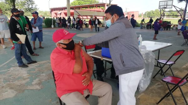 Rezagados responden en Kantunilkín a la vacunación contra Covid-19.