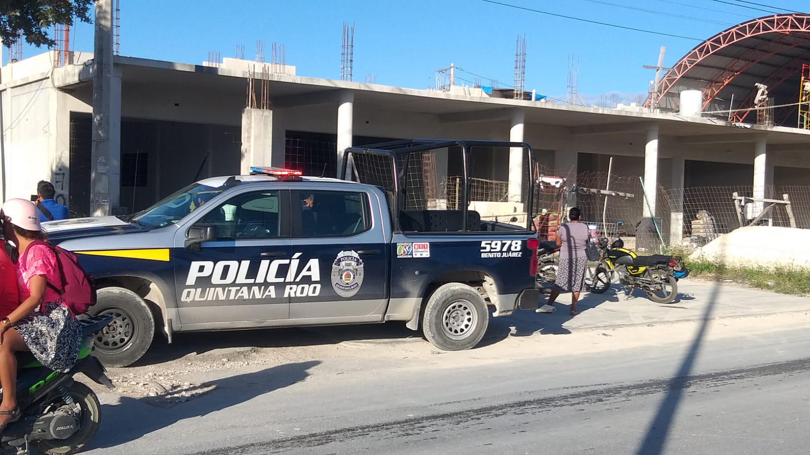 Descubren un ejecutado en la colonia El Jordán de Cancún; la víctima podría ser el operador de un taxi de los rojos de Isla Mujeres.